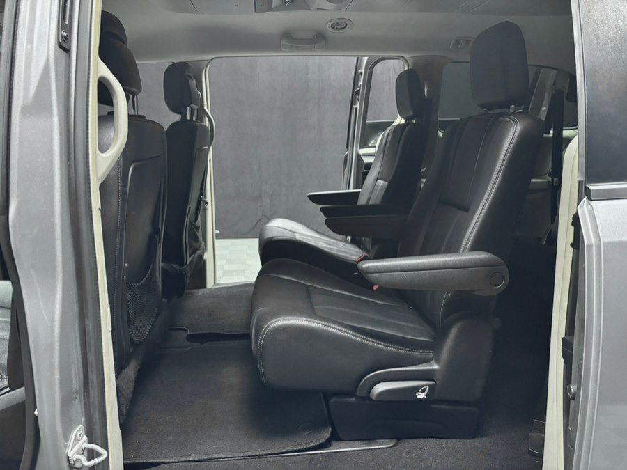 Used 2016 Chrysler Town & Country Touring w/ Driver Convenience Group image 27