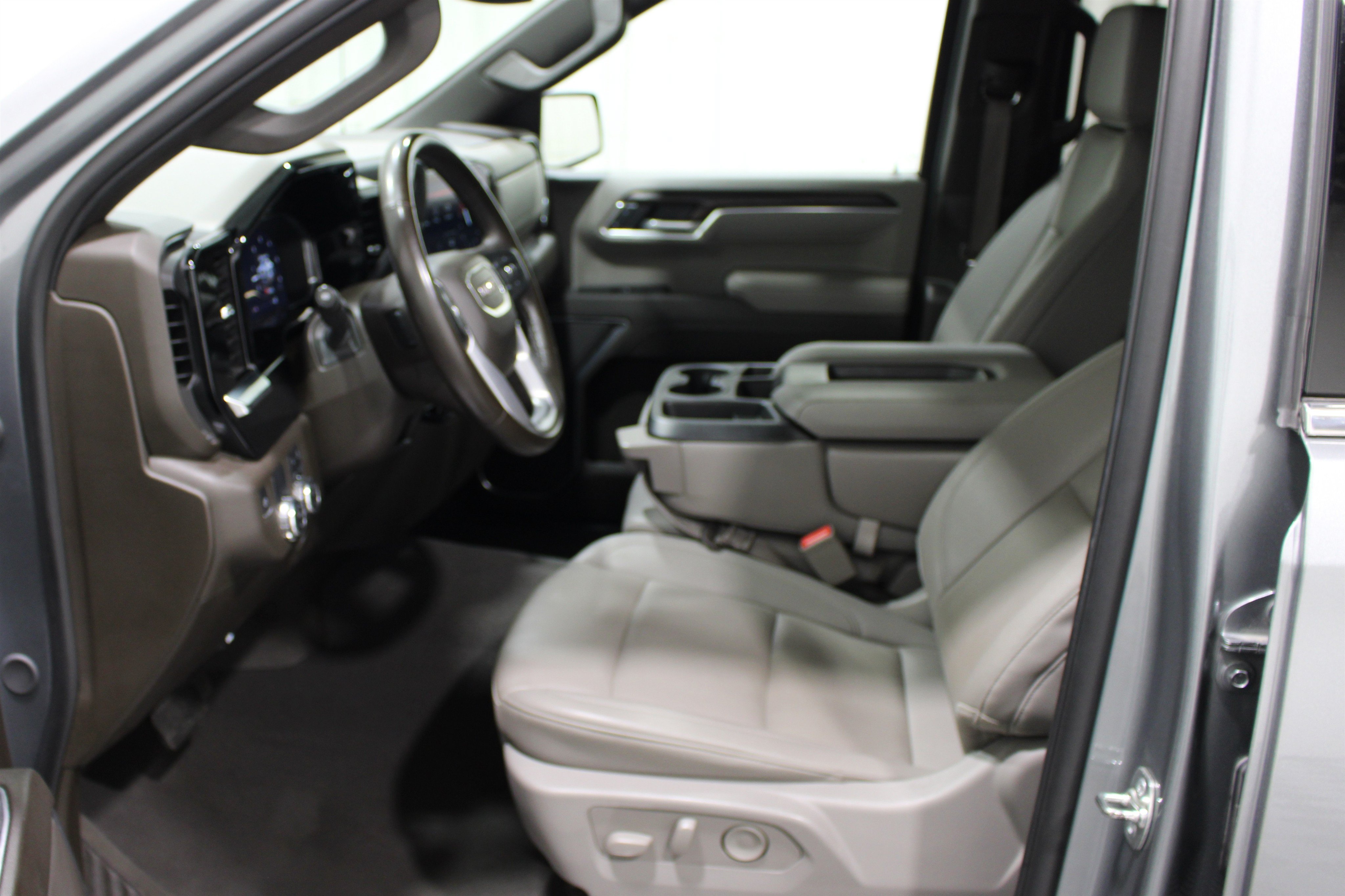 Used 2025 GMC Sierra 1500 SLT RWD image 3