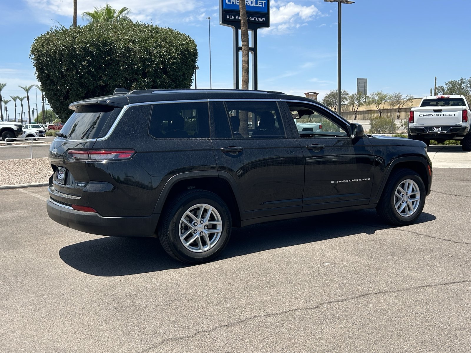 Used 2023 Jeep Grand Cherokee L Laredo RWD image 5