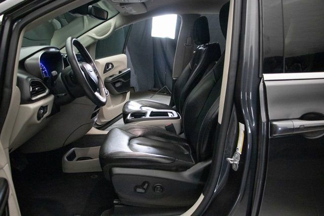 Used 2022 Chrysler Pacifica Touring-L image 26