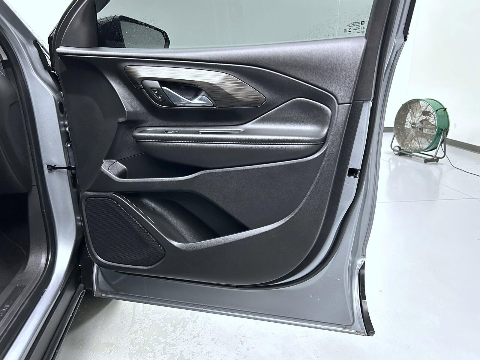 Used 2023 GMC Terrain SLE w/ Elevation Edition image 16