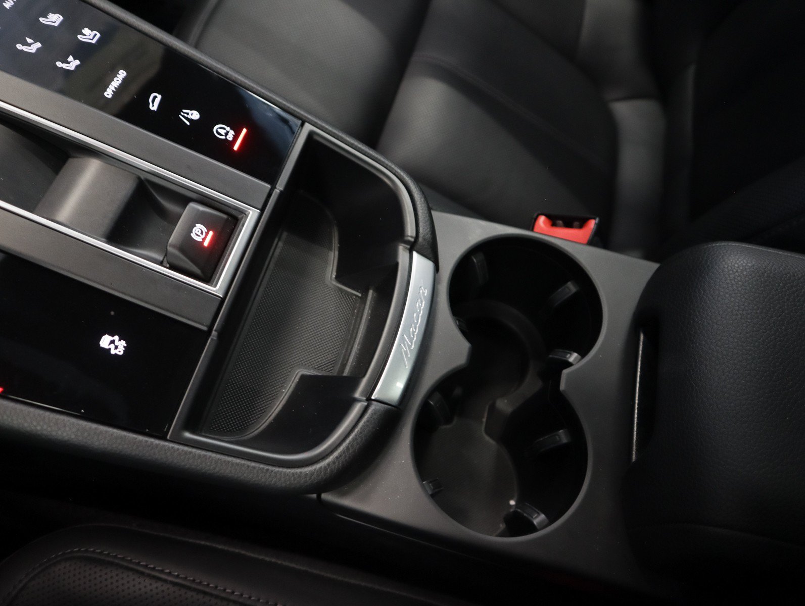 Certified 2023 Porsche Macan AWD/4WD image 19