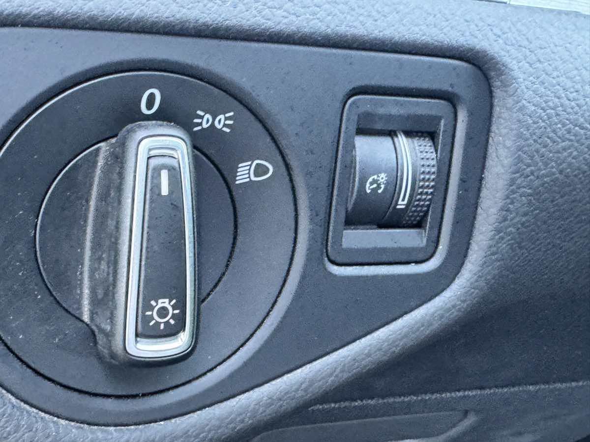 Used 2016 Volkswagen Golf S FWD image 40