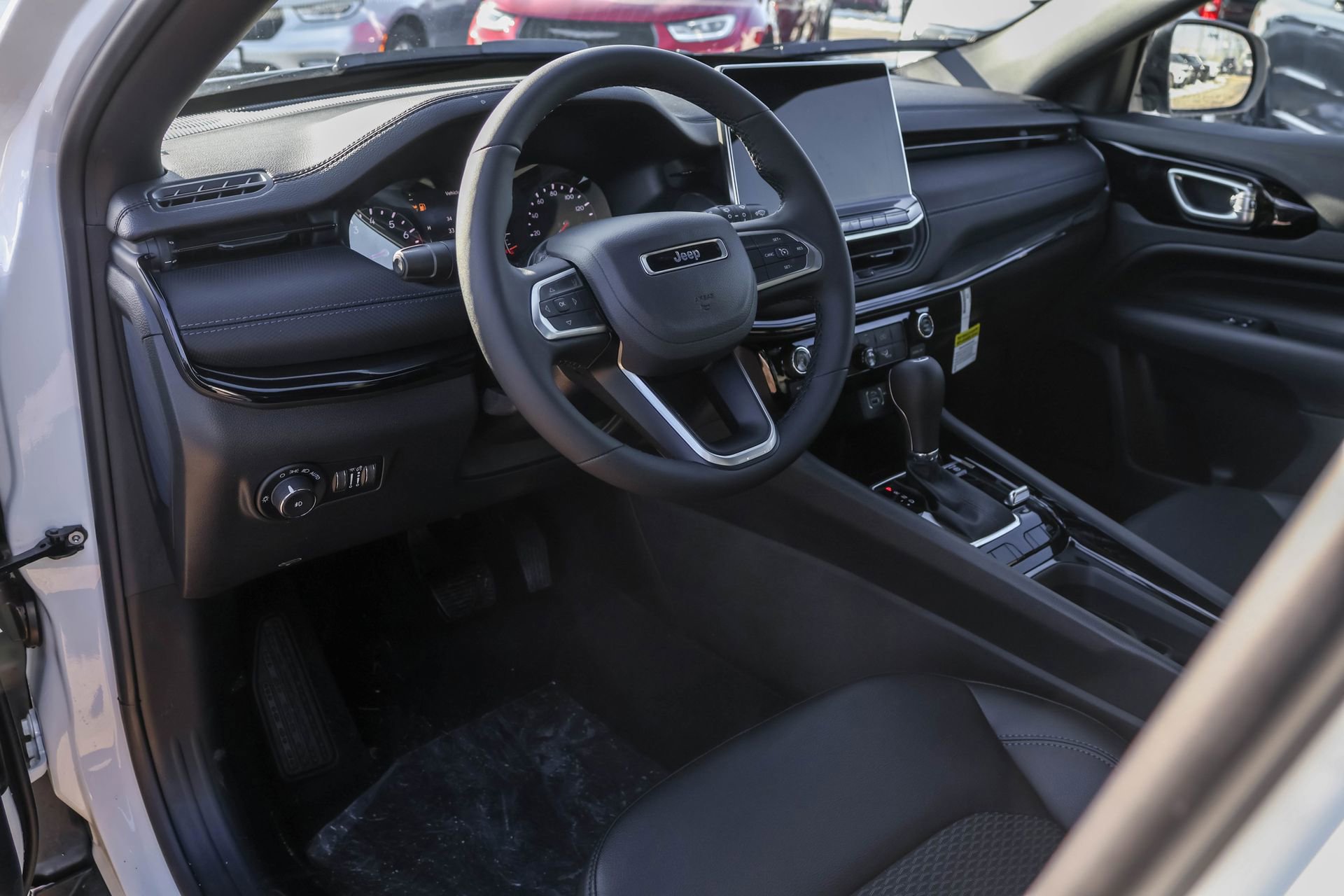 New 2026 Jeep Compass Latitude image 3