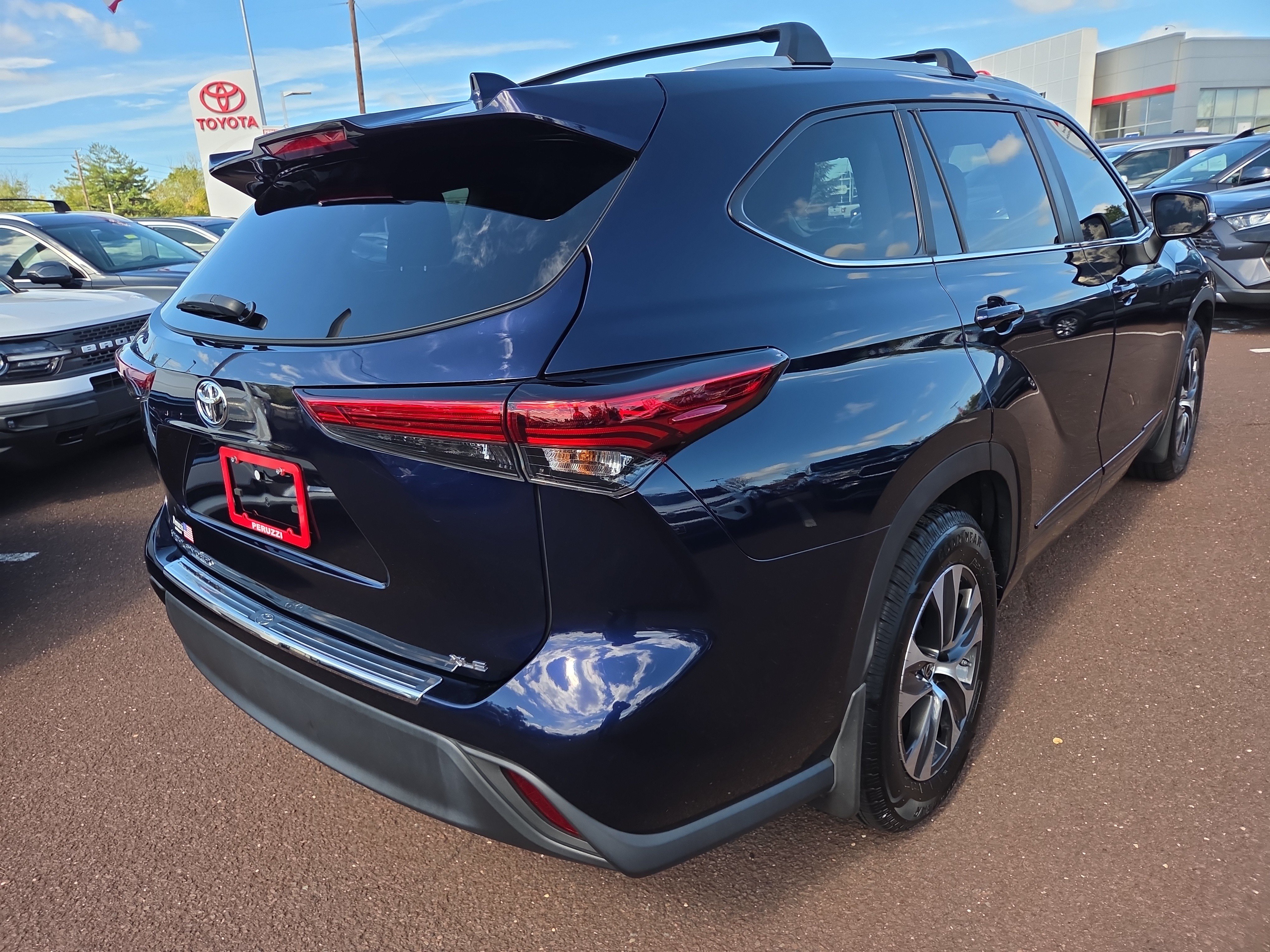 Used 2023 Toyota Highlander XLE FWD image 3
