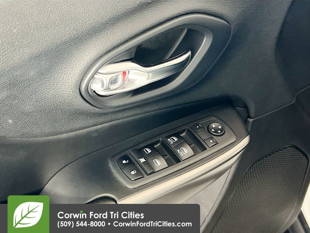 Used 2020 Jeep Cherokee Latitude Plus w/ Cold Weather Group AWD/4WD image 12
