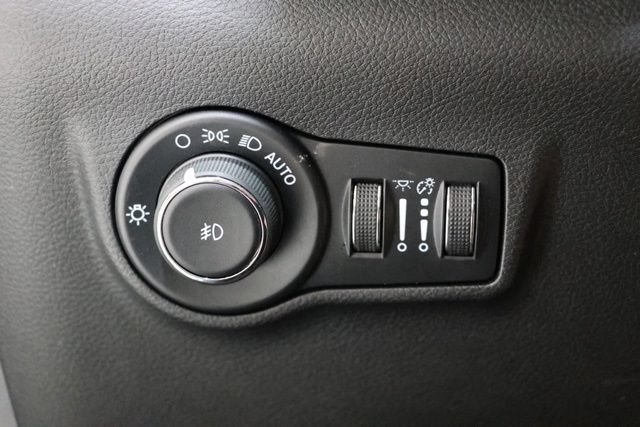 Used 2024 Jeep Compass Latitude w/ Convenience Group AWD/4WD image 18