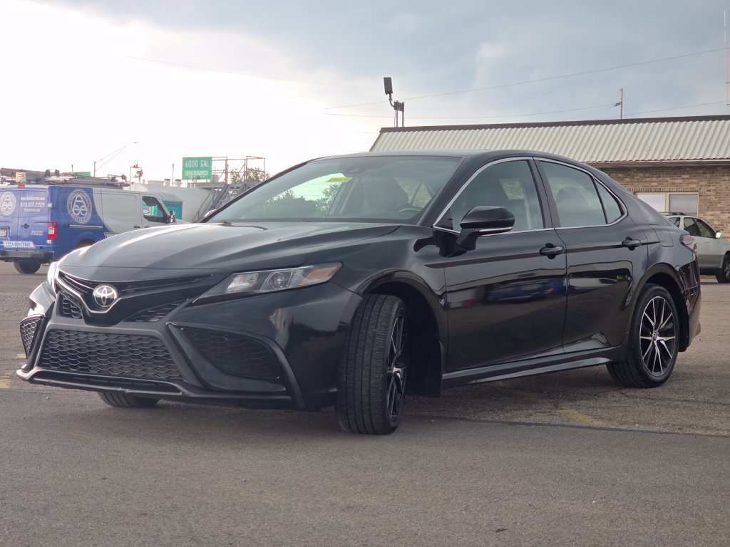 Used 2024 Toyota Camry SE w/ Cold Weather Package FWD image 20
