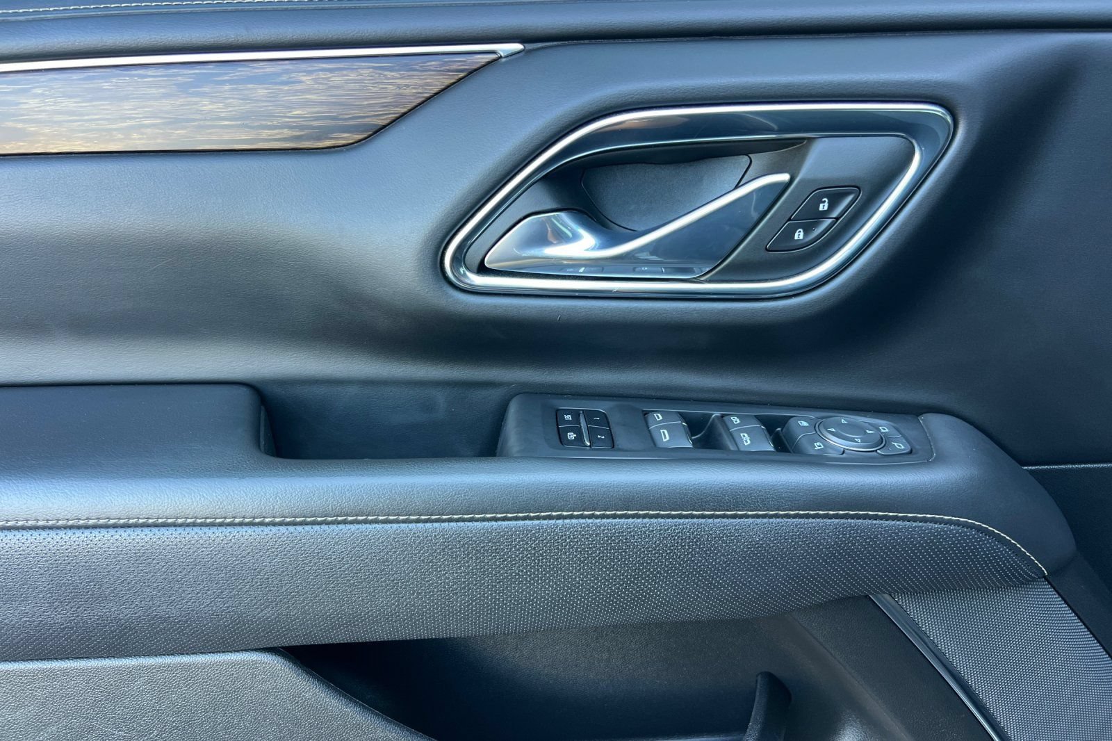Used 2023 Chevrolet Suburban Premier AWD/4WD image 12