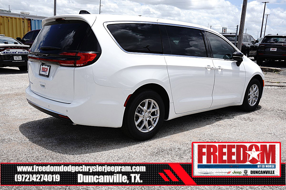 New 2027 Chrysler Pacifica Select FWD image 5