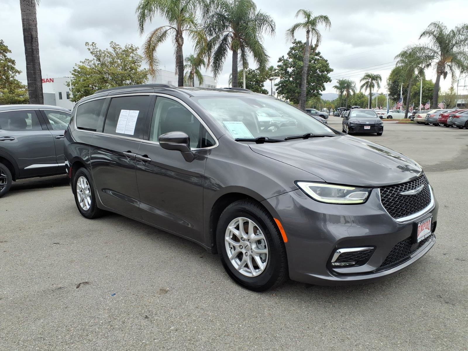 Used 2022 Chrysler Pacifica Touring-L image 4