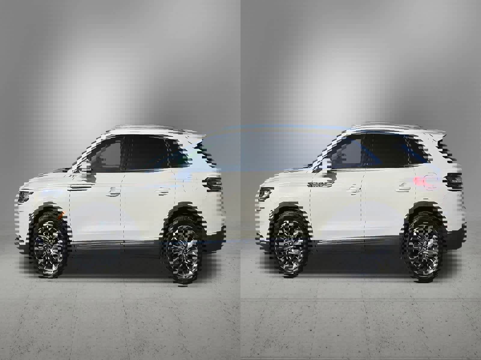 Used 2022 Lincoln Nautilus Reserve image 3