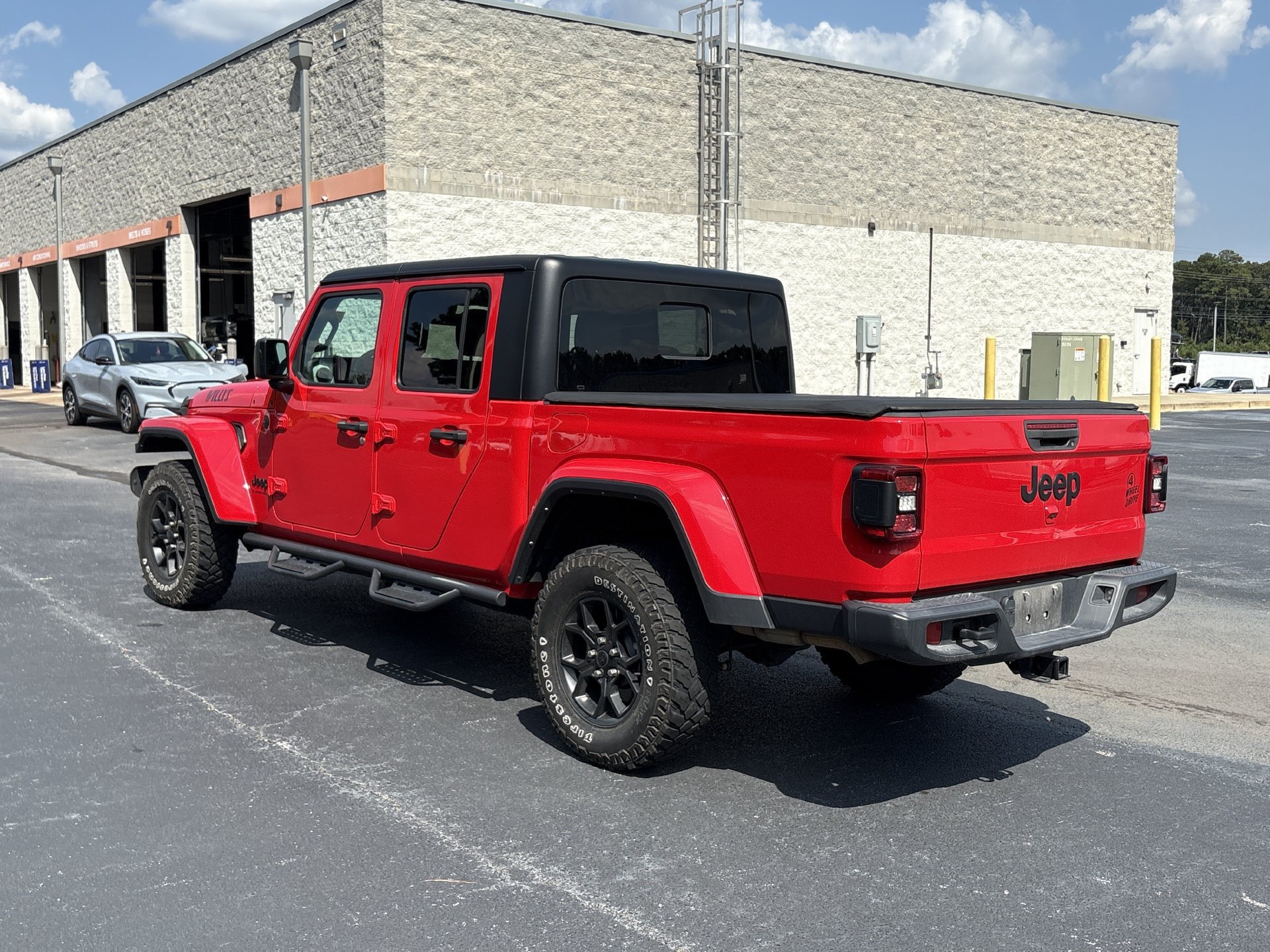 Used 2024 Jeep Gladiator Sport AWD/4WD image 19