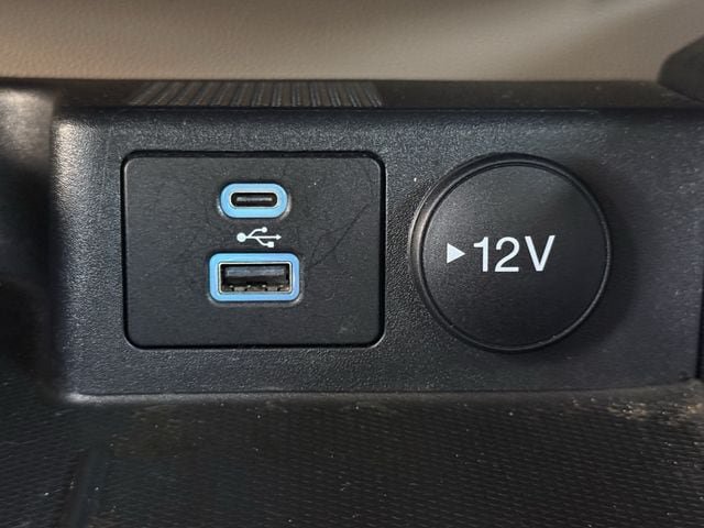 Used 2022 Ford Escape SE w/ SE Sport Appearance Package FWD image 21