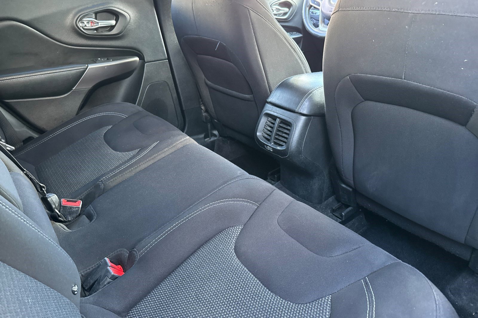 Used 2019 Jeep Cherokee Latitude w/ Popular Appearance Group image 28