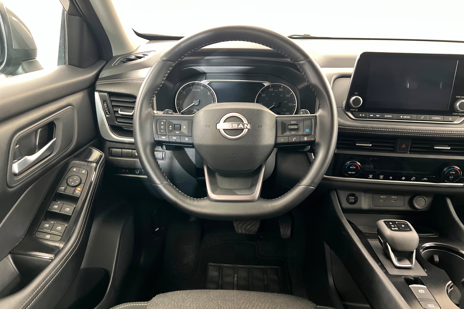 Used 2025 Nissan Rogue SV image 13