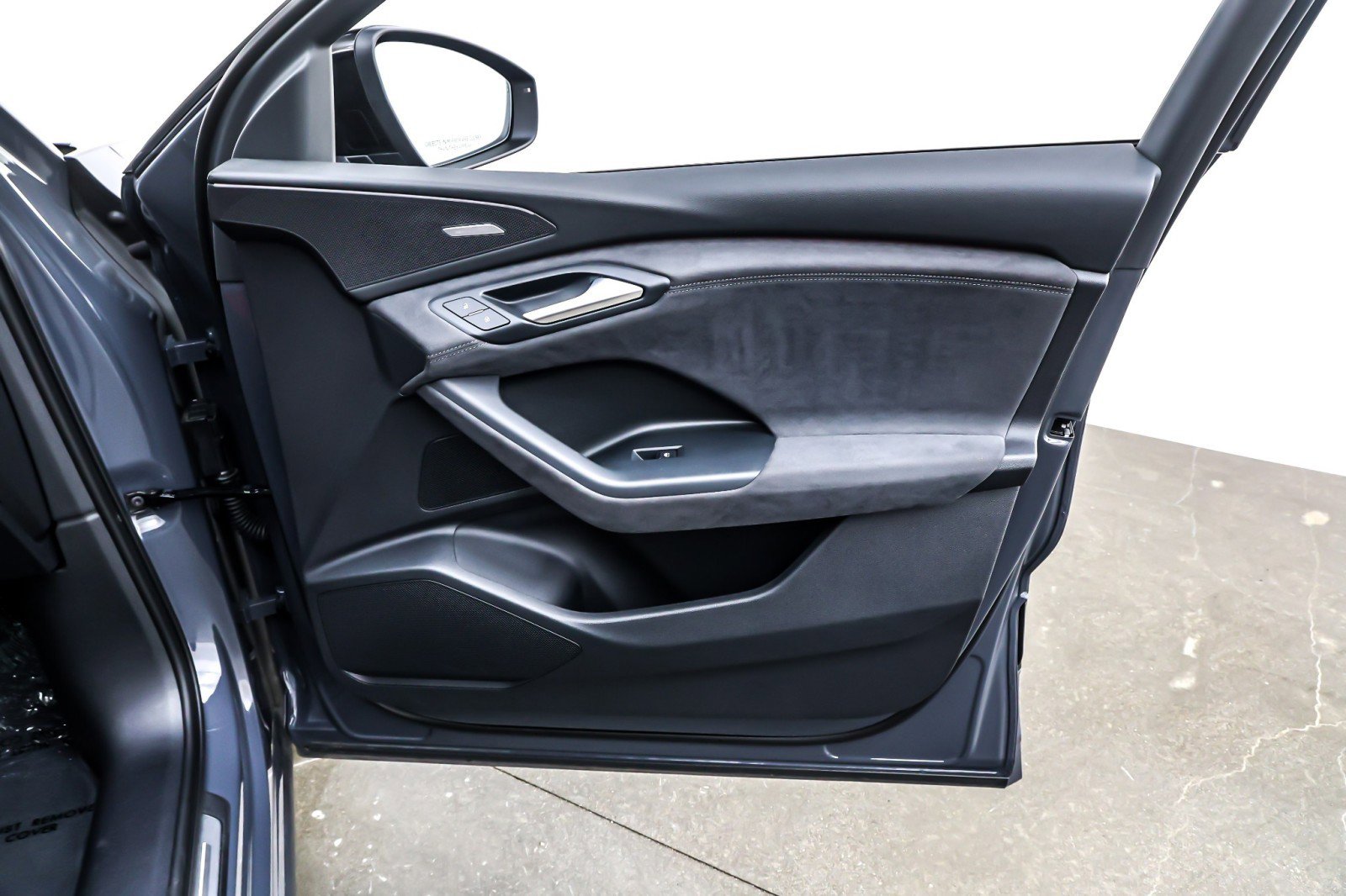 Used 2025 Audi SQ6 e-tron Prestige w/ Red Edition One image 25