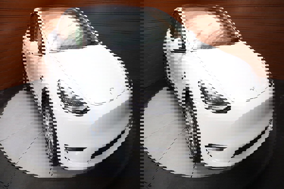 Used 2022 Tesla Model Y Long Range image 12