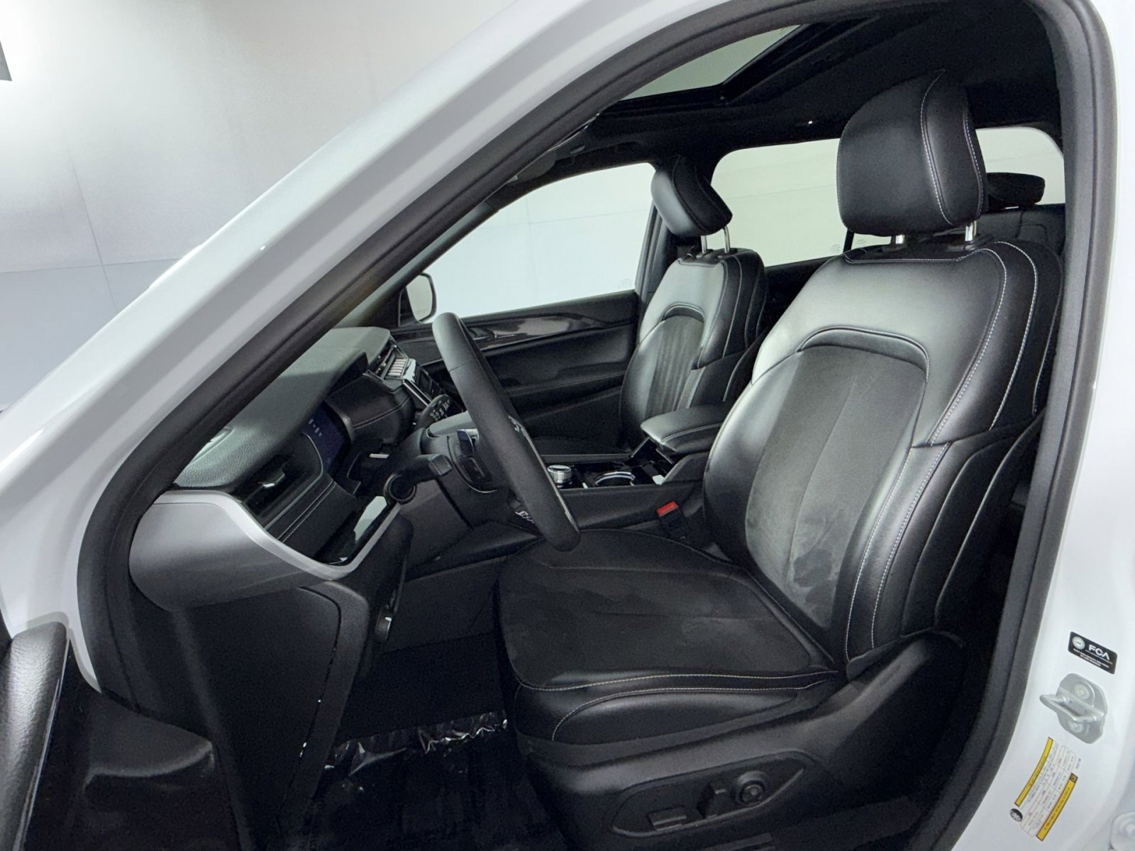 Used 2023 Jeep Grand Cherokee Altitude image 13