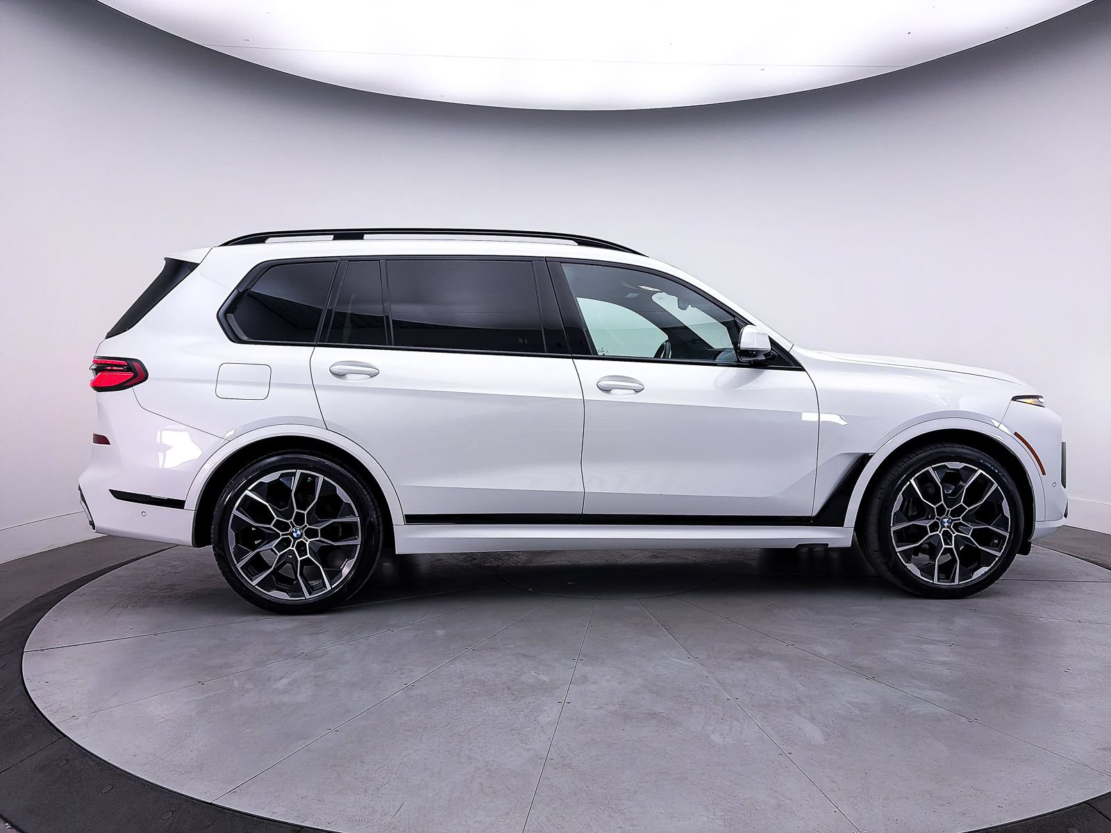 Used 2023 BMW X7 xDrive40i w/ M Sport Package AWD/4WD image 43