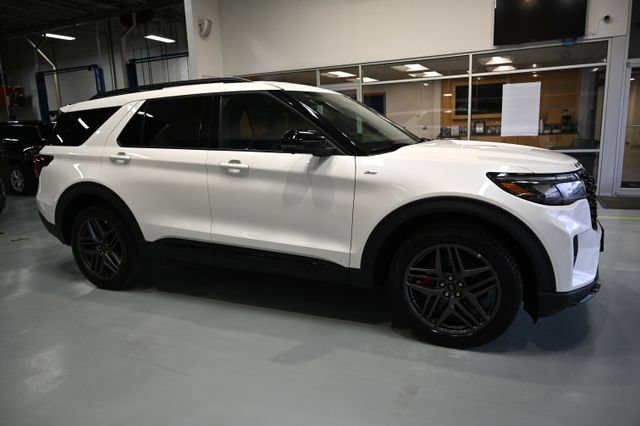 Used 2025 Ford Explorer ST-Line w/ ST-Line Street Pack AWD/4WD image 4