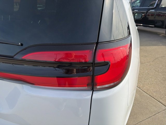 Used 2024 Chrysler Pacifica Touring-L image 10