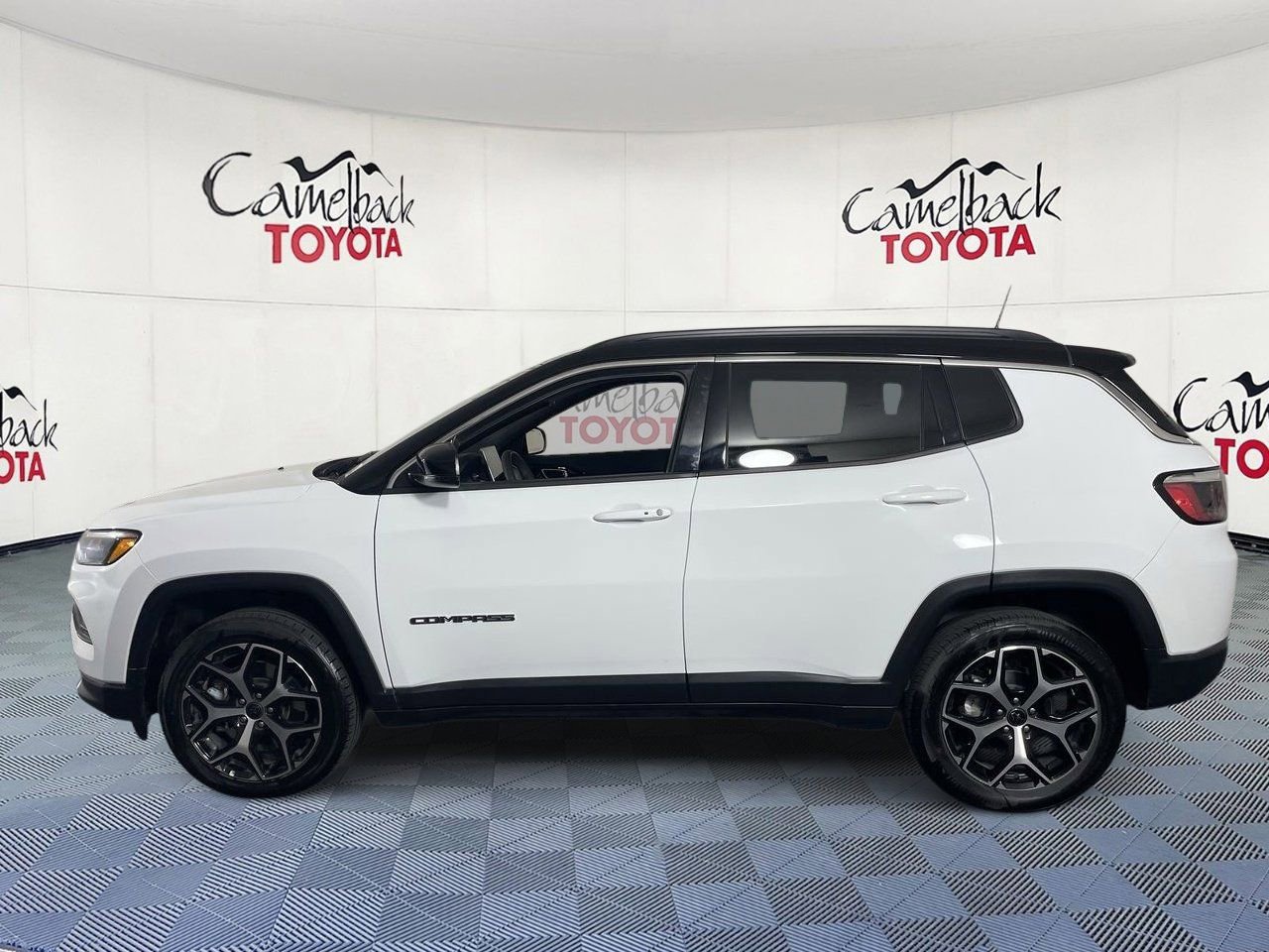 Used 2025 Jeep Compass Limited image 4