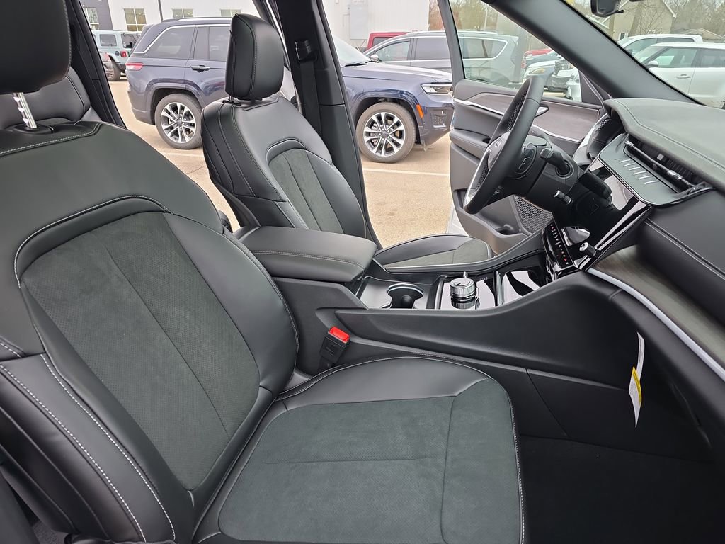 New 2026 Jeep Grand Cherokee Altitude image 10