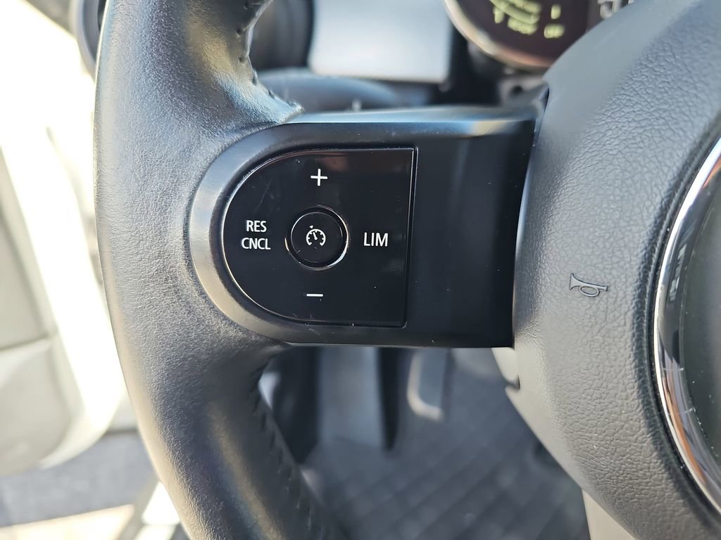 Used 2023 MINI Cooper 4-Door Hardtop image 11