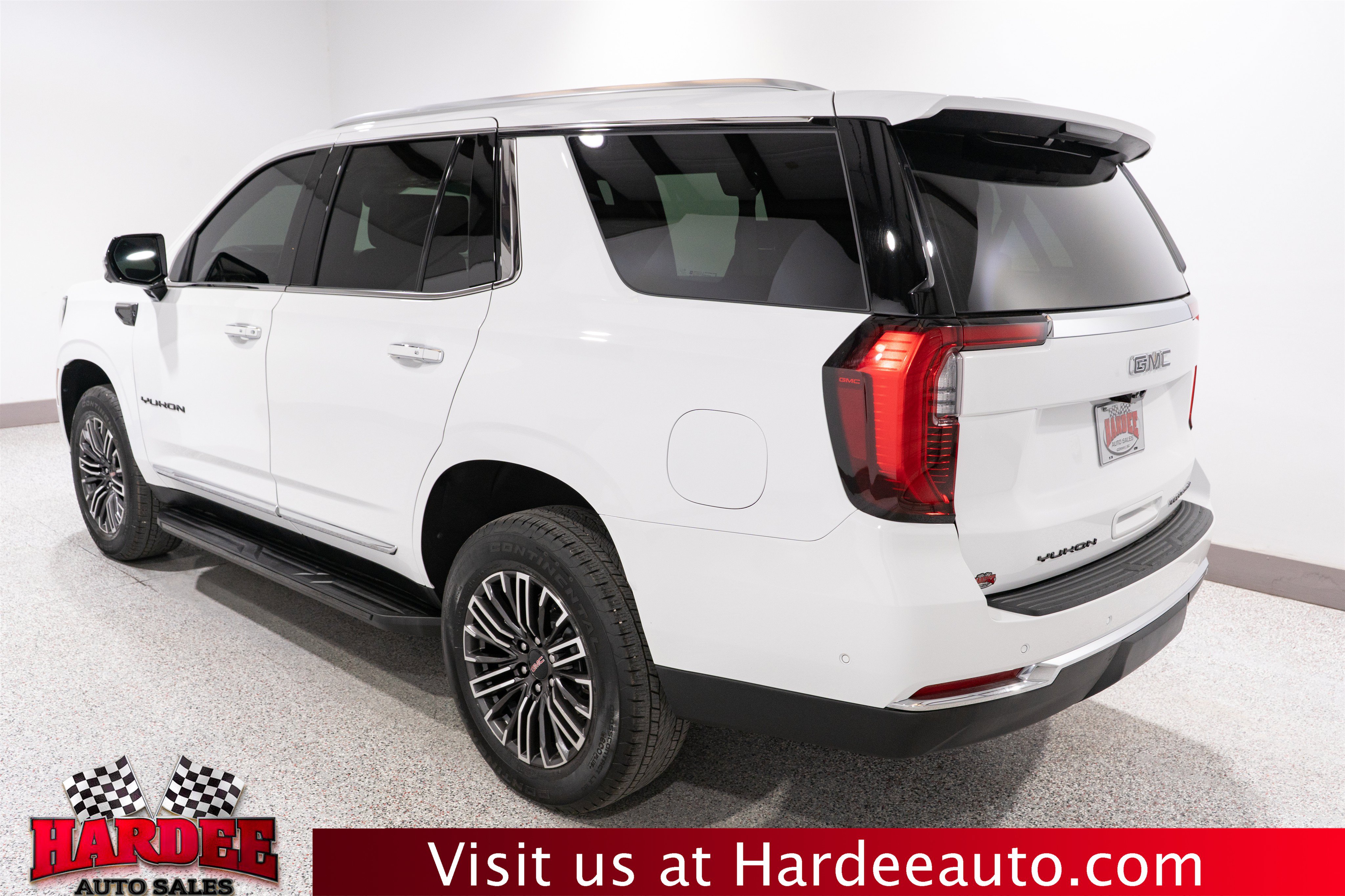 Used 2025 GMC Yukon Elevation w/ Elevation Premium Package AWD/4WD image 3