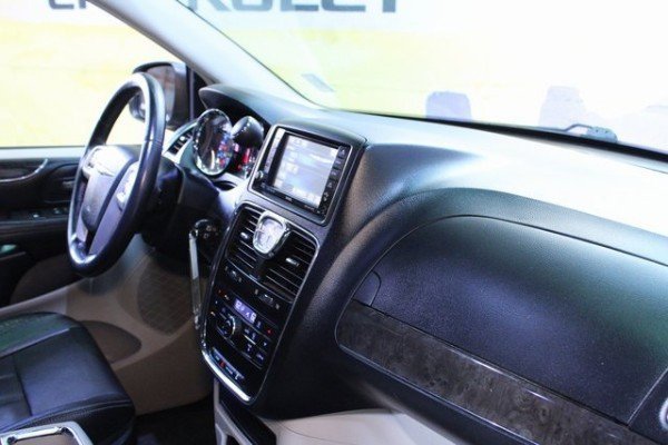 Used 2016 Chrysler Town & Country Touring image 11