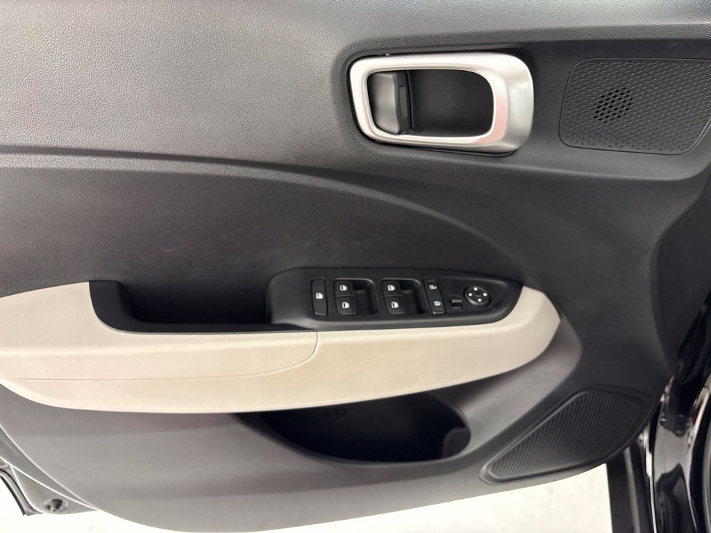Used 2025 Hyundai Venue SEL FWD image 24