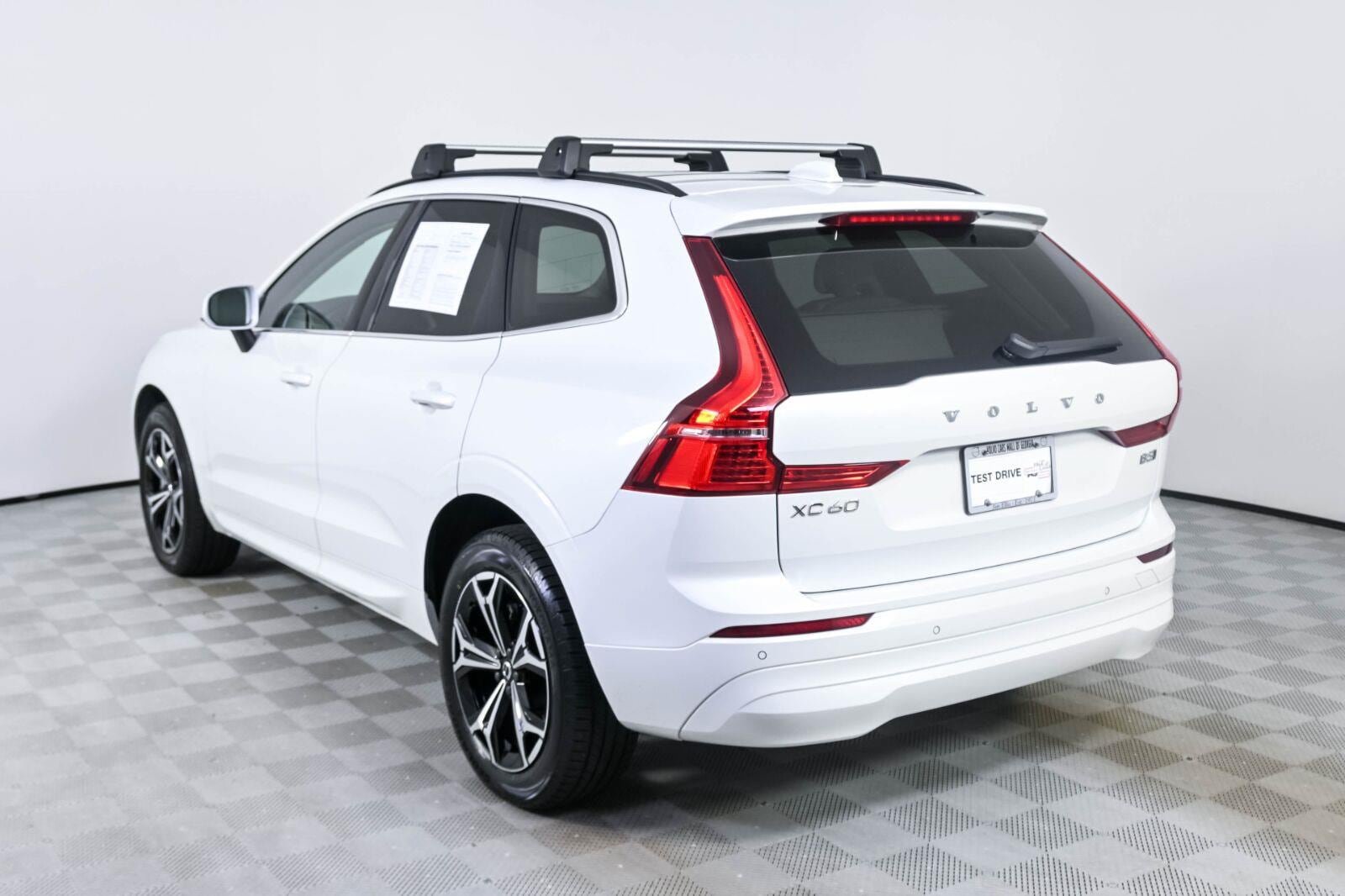 Certified 2022 Volvo XC60 B5 Momentum w/ Protection Package AWD/4WD image 3