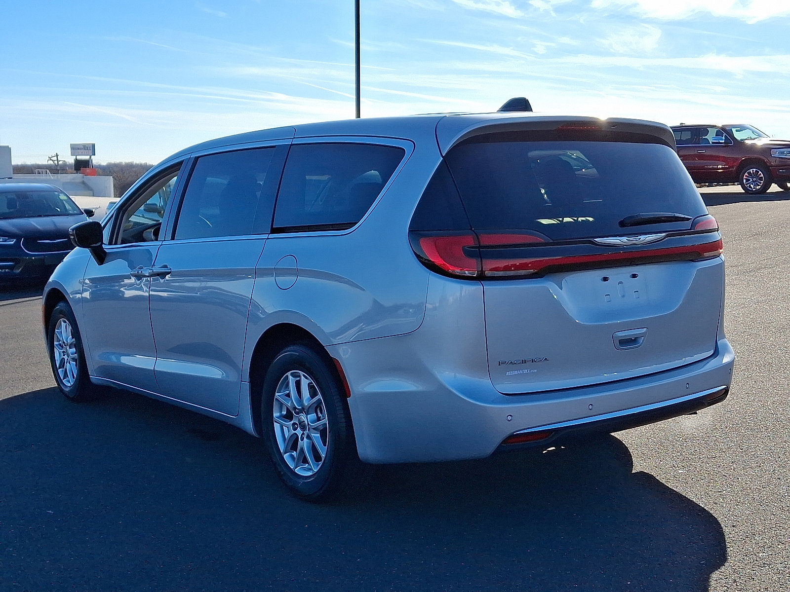 Used 2024 Chrysler Pacifica Touring-L FWD image 4