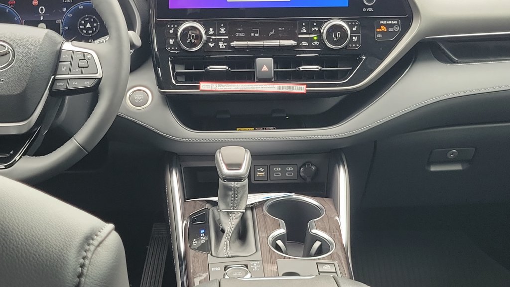 New 2026 Toyota Highlander Limited AWD/4WD image 13