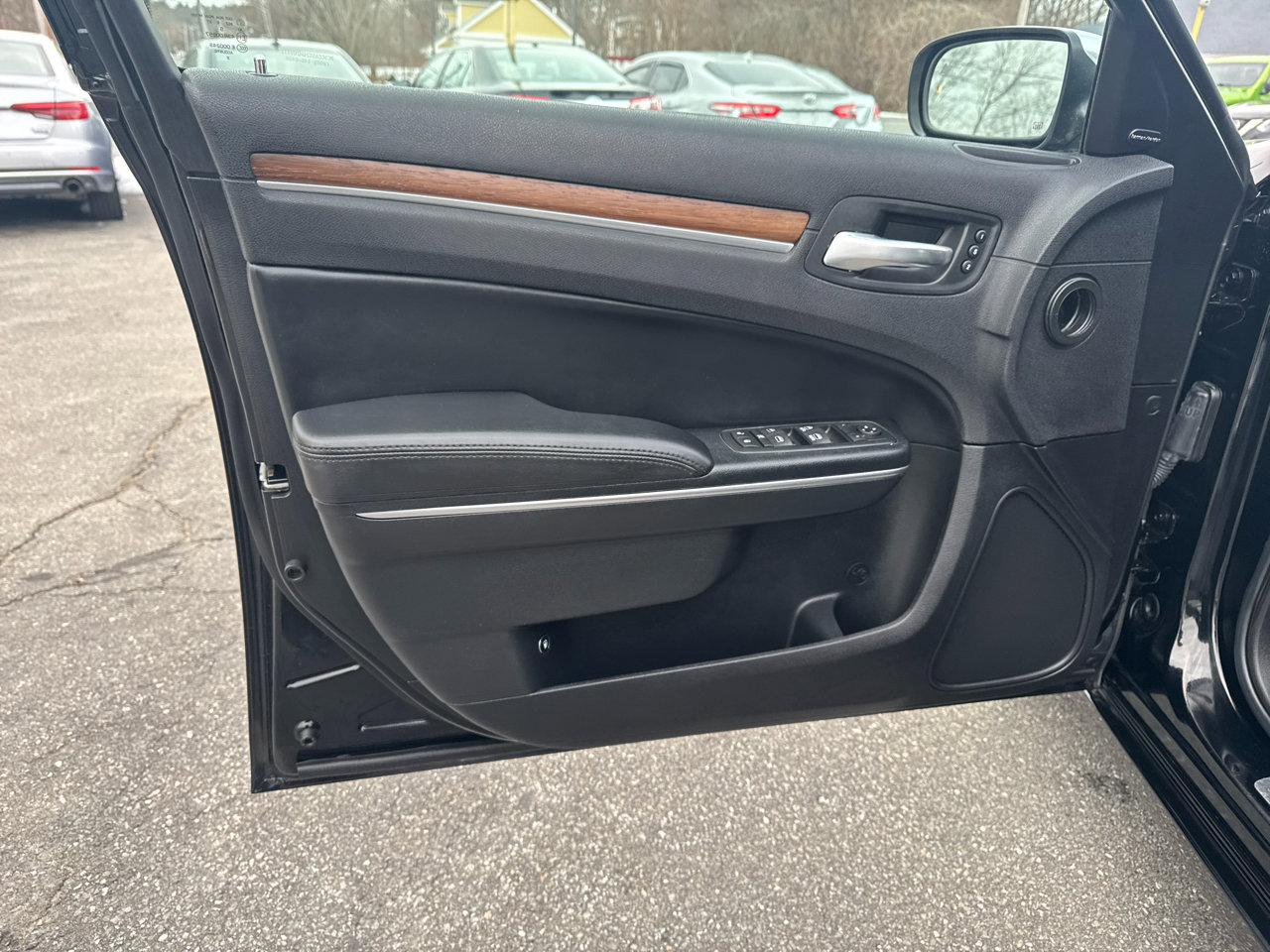 Used 2016 Chrysler 300 C Platinum w/ Safetytec Plus Group image 21