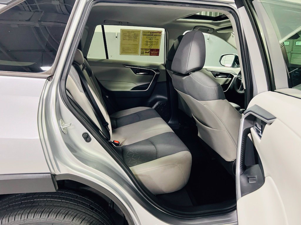 Used 2021 Toyota RAV4 XLE w/ Convenience Package FWD image 29