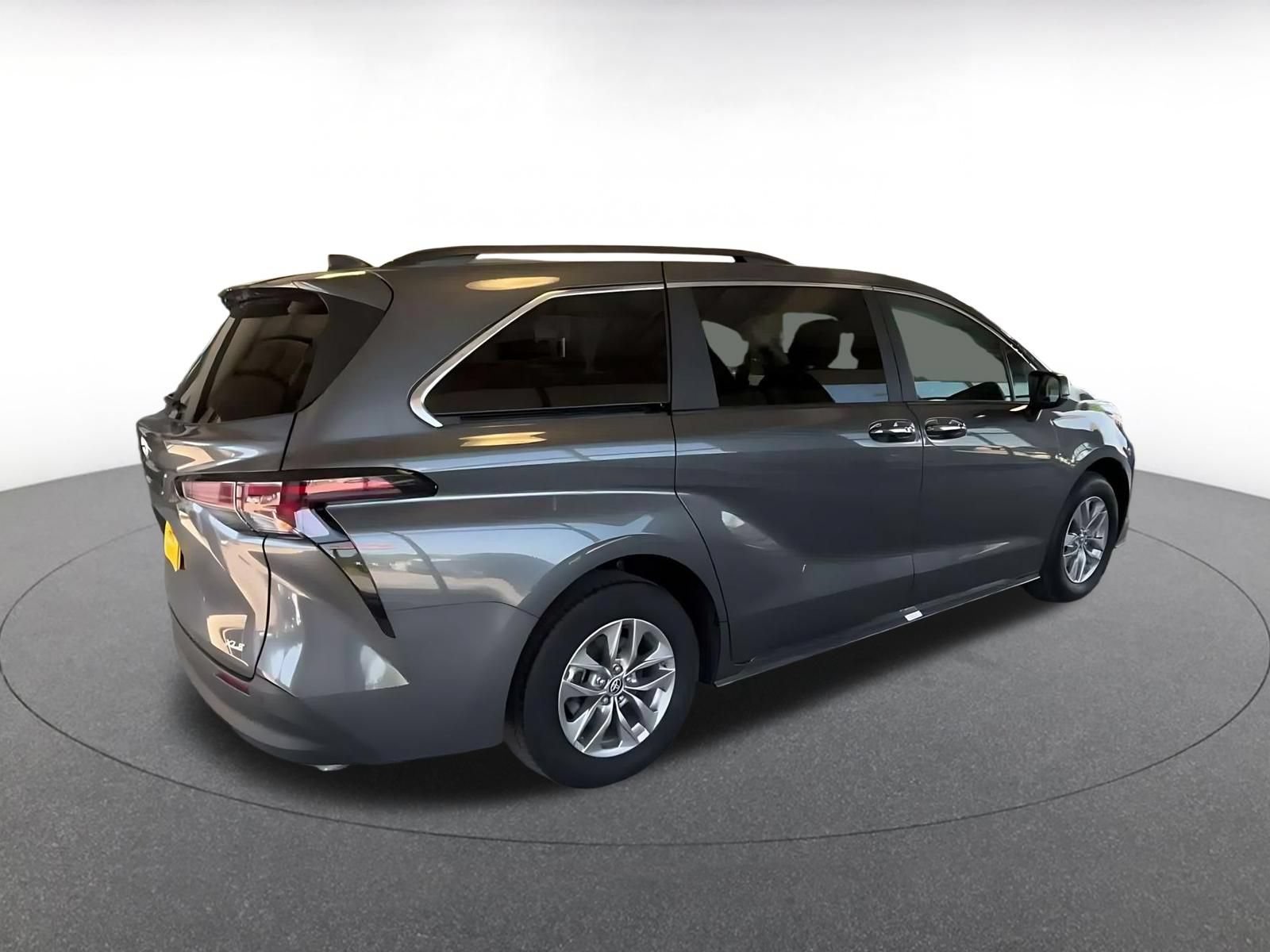 Used 2025 Toyota Sienna XLE FWD image 14