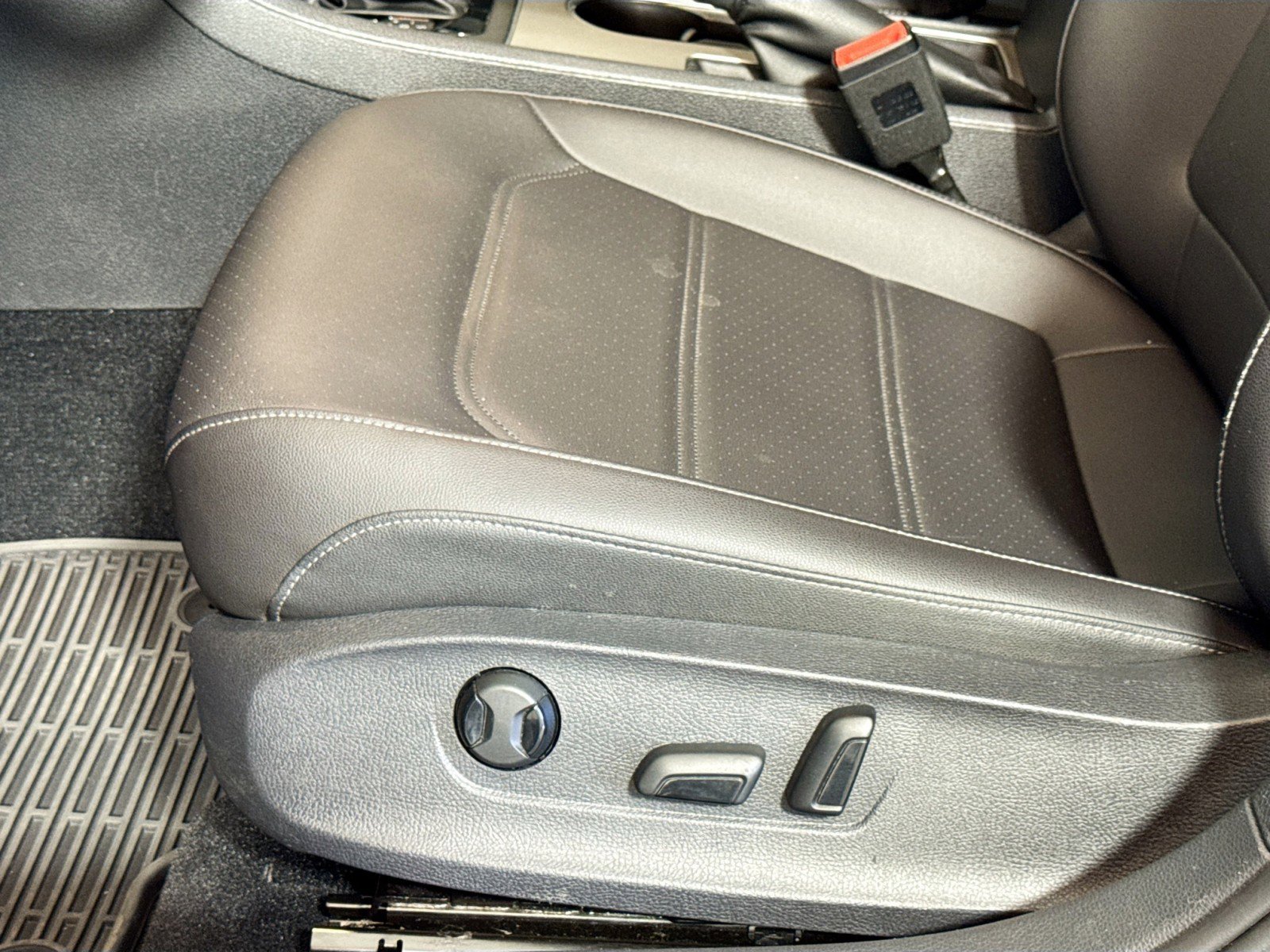 Used 2021 Volkswagen Passat 2.0T SE w/ Luggage Net & Mats Package FWD image 12