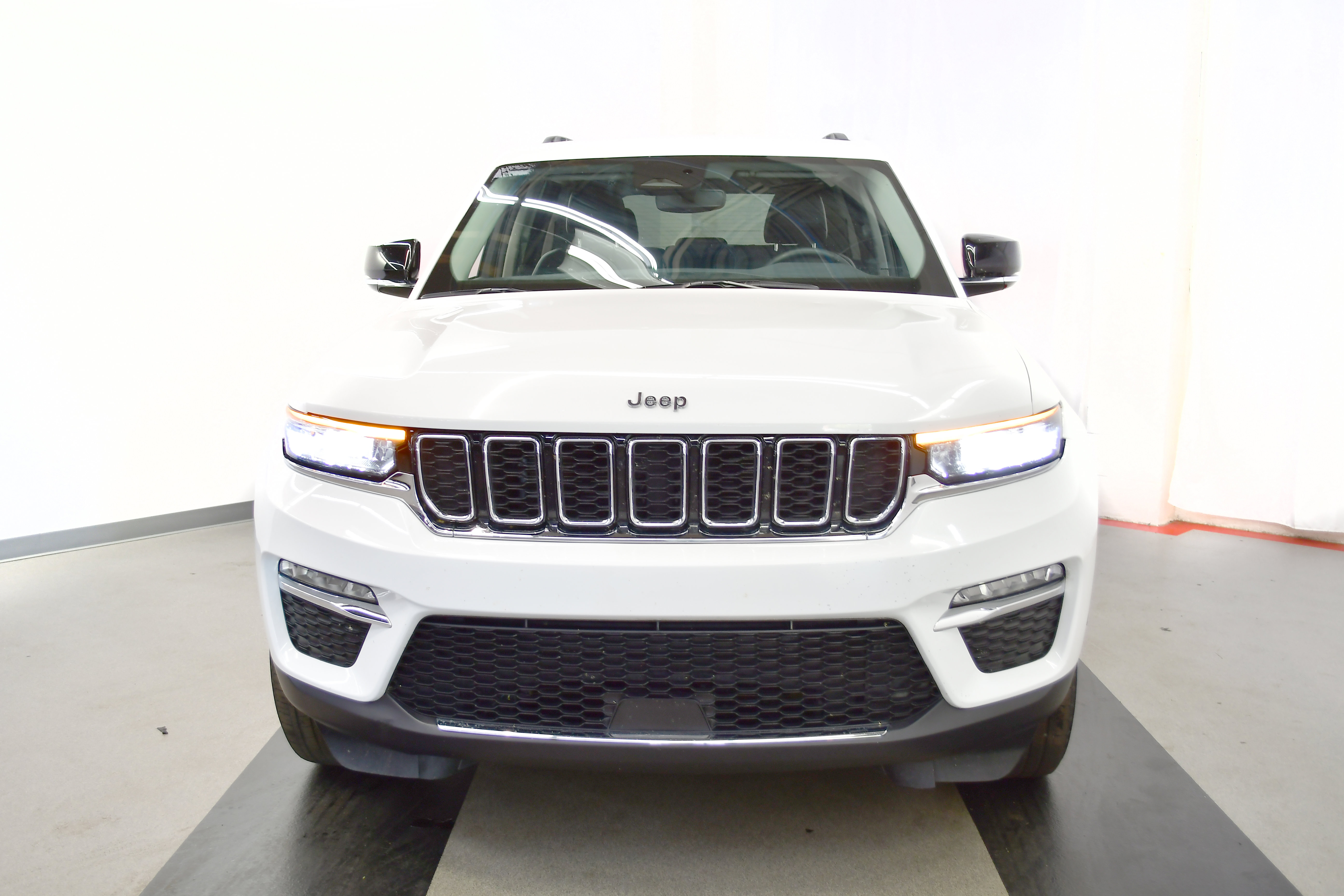 Used 2024 Jeep Grand Cherokee Limited image 3