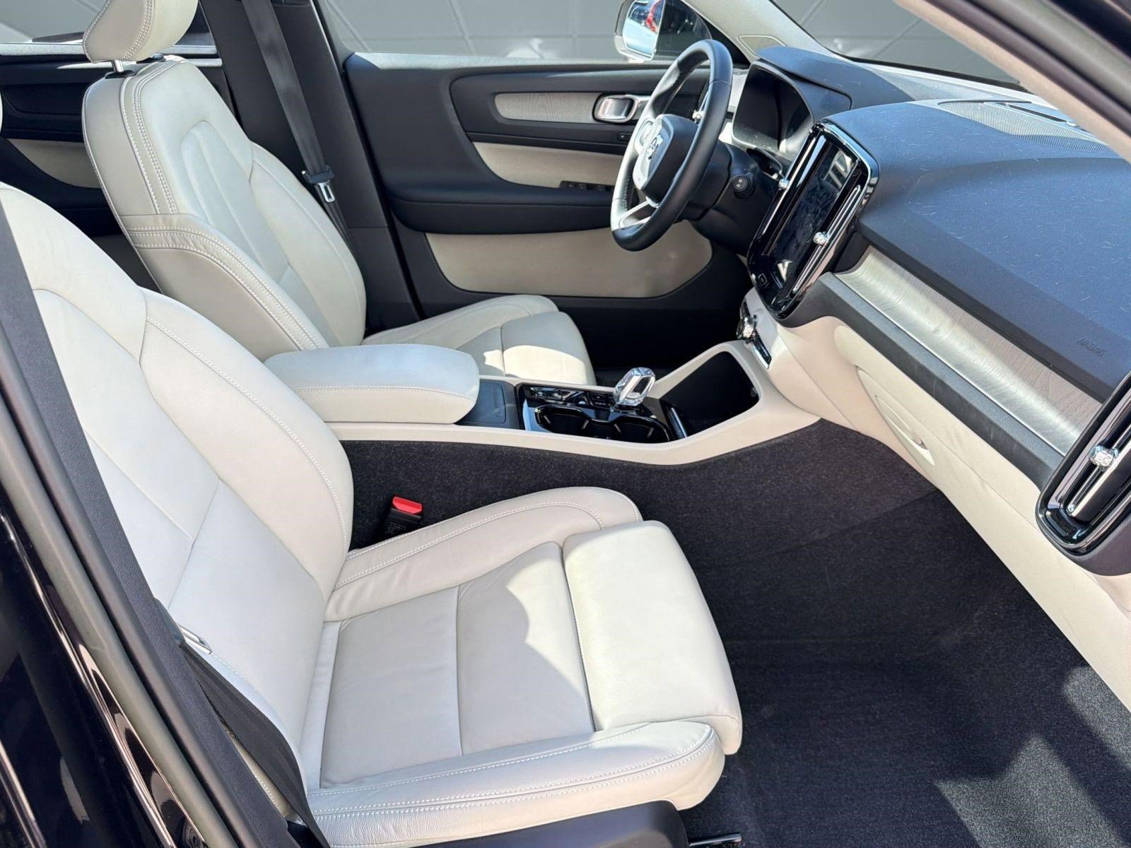 Used 2023 Volvo XC40 B5 Plus w/ Protection Package Premier image 29