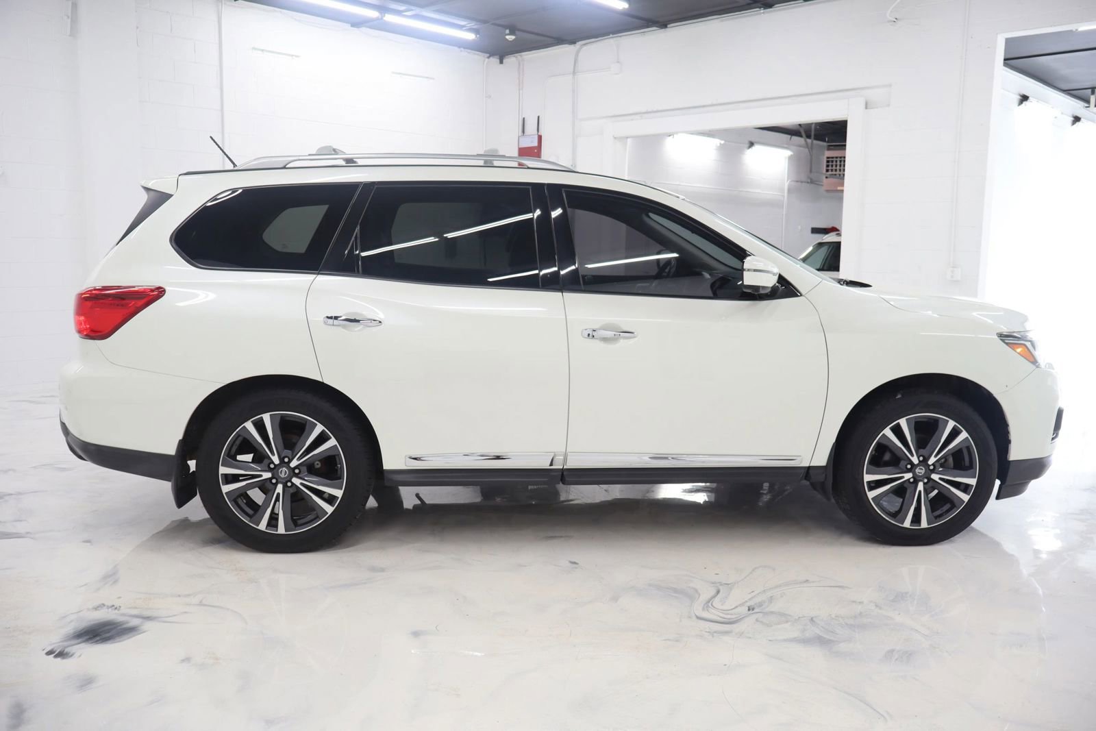 Used 2017 Nissan Pathfinder Platinum w/ Cargo Package AWD/4WD image 10