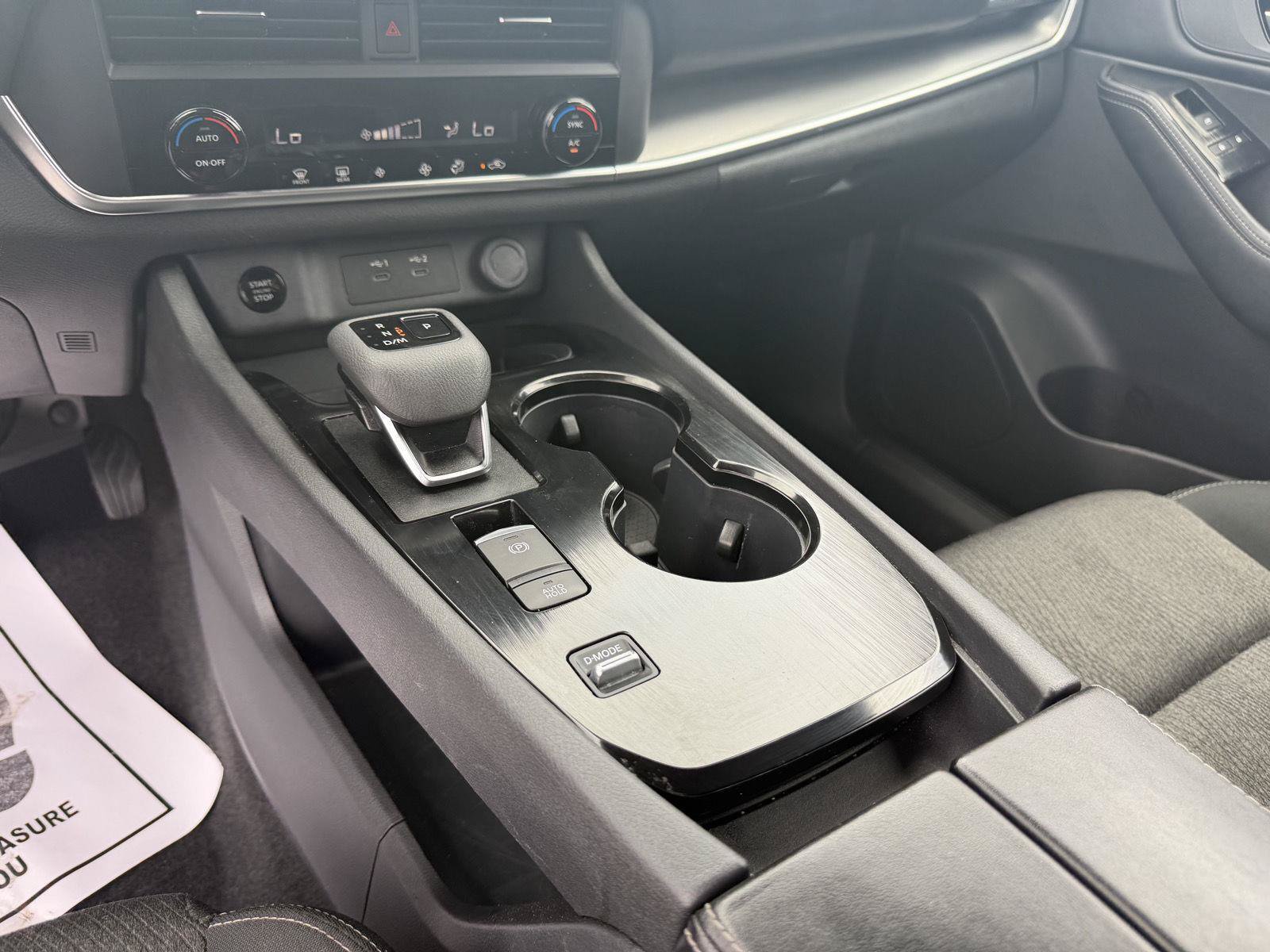 Used 2025 Nissan Rogue SV FWD image 18