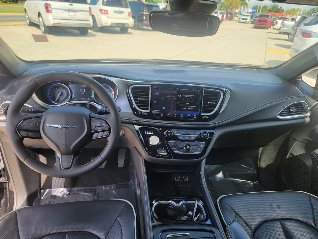 Used 2025 Chrysler Pacifica Limited FWD image 18