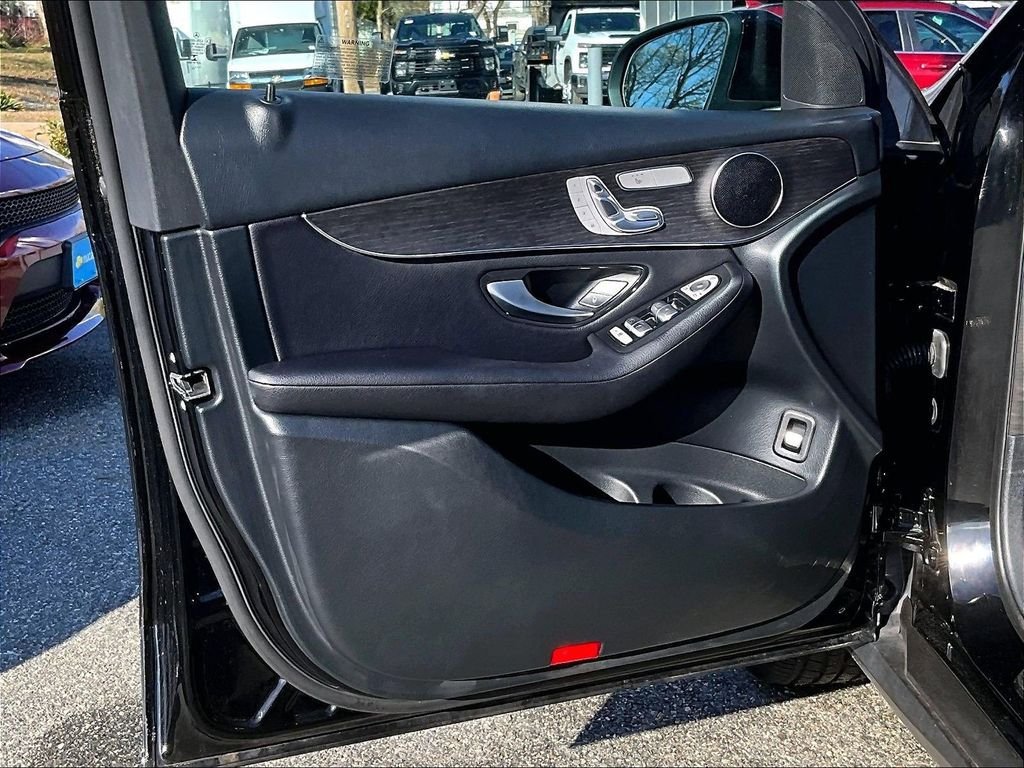 Used 2022 Mercedes-Benz GLC 300 4MATIC w/ Premium Package Lite image 9