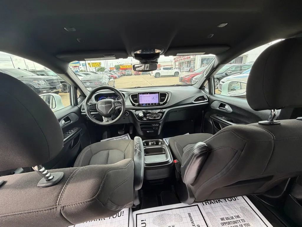 Used 2022 Chrysler Pacifica Touring FWD image 15
