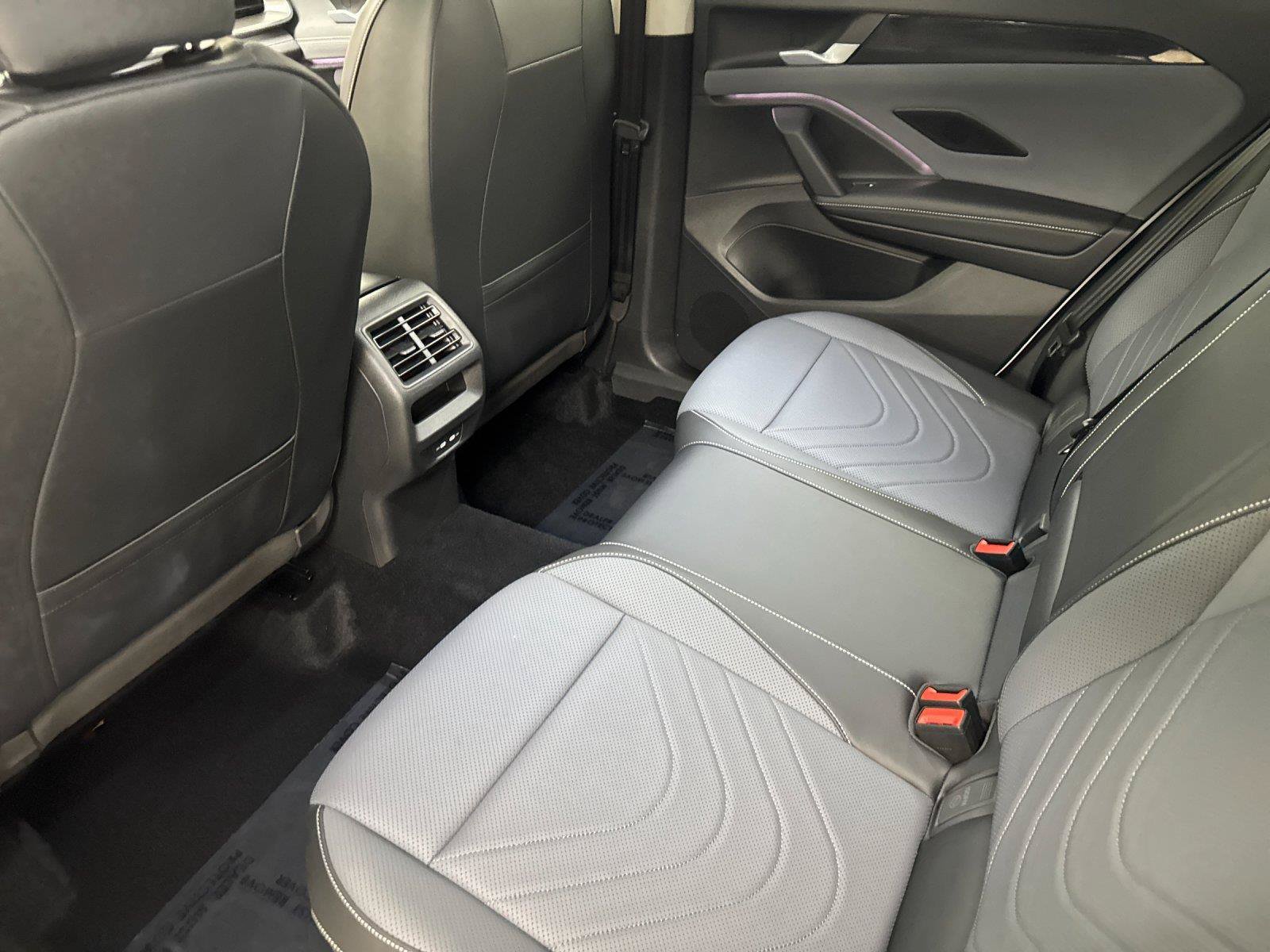Used 2026 Volkswagen Tiguan SE w/ Panoramic Sunroof Package FWD image 11