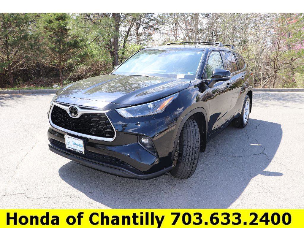 Used 2022 Toyota Highlander LE AWD/4WD image 3