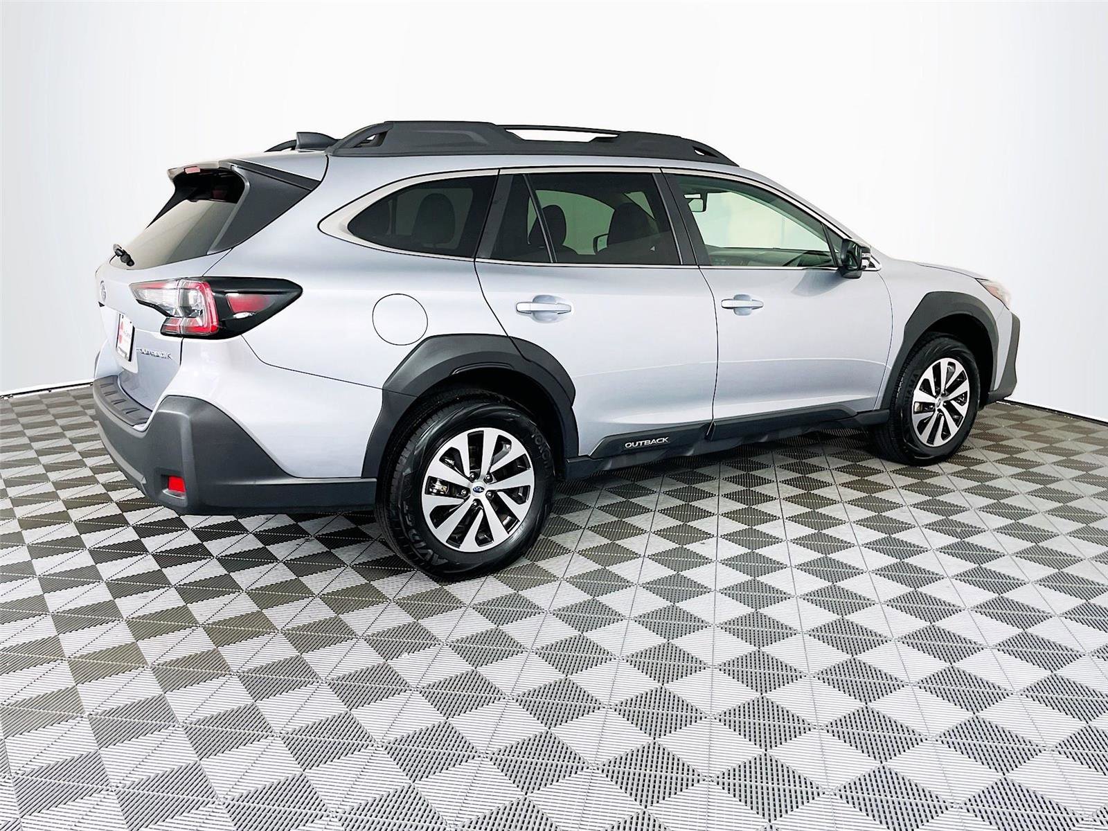 Used 2025 Subaru Outback Premium AWD/4WD image 11