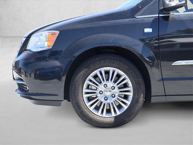 Used 2014 Chrysler Town & Country Touring-L FWD image 17